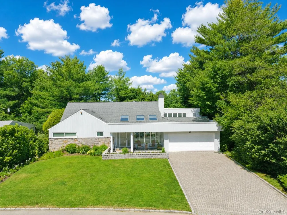 9 Arbor Road East Hills, NY 11577