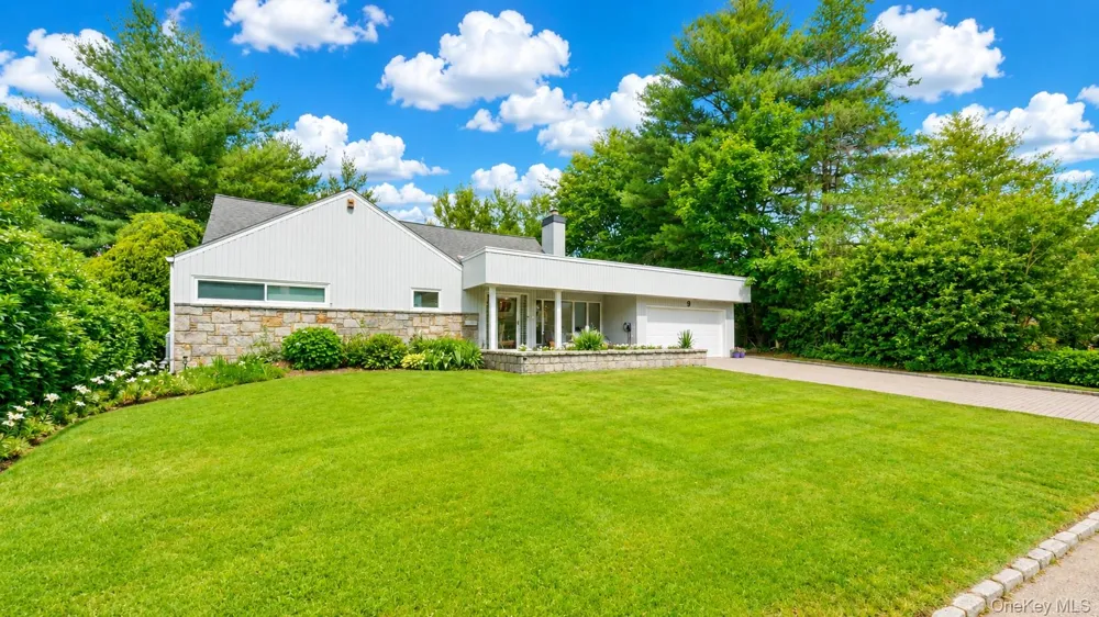 9 Arbor Road East Hills, NY 11577