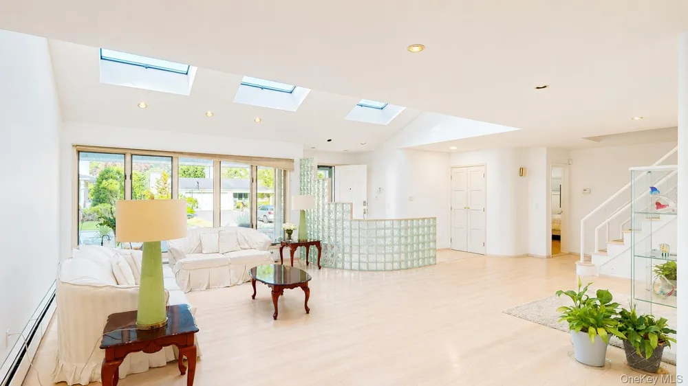9 Arbor Road East Hills, NY 11577