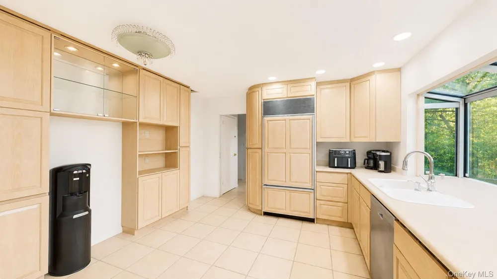 9 Arbor Road East Hills, NY 11577