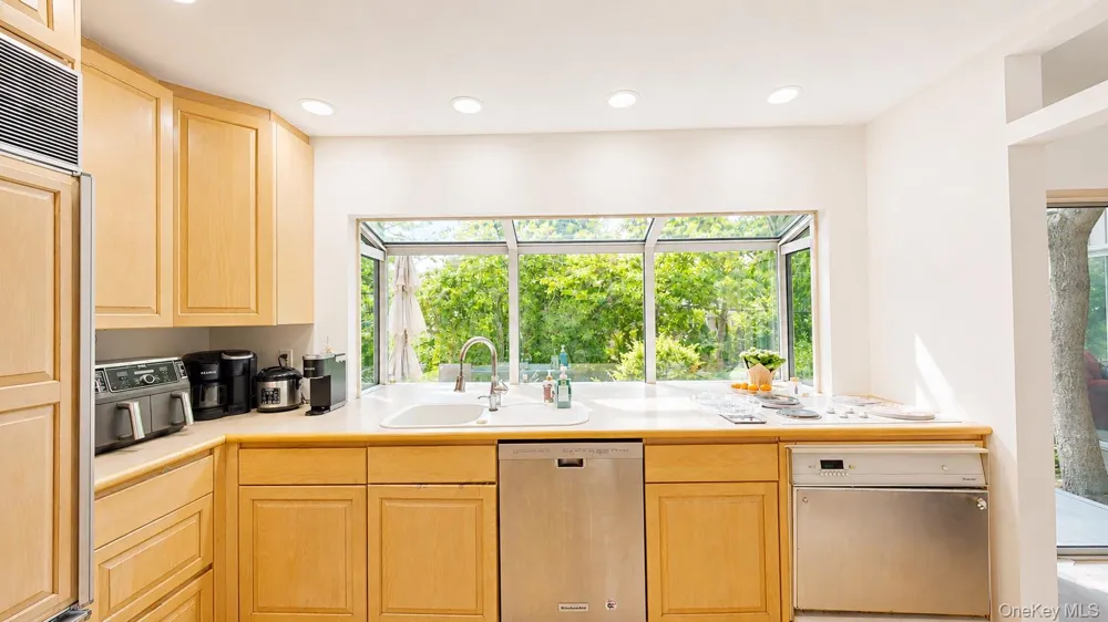 9 Arbor Road East Hills, NY 11577