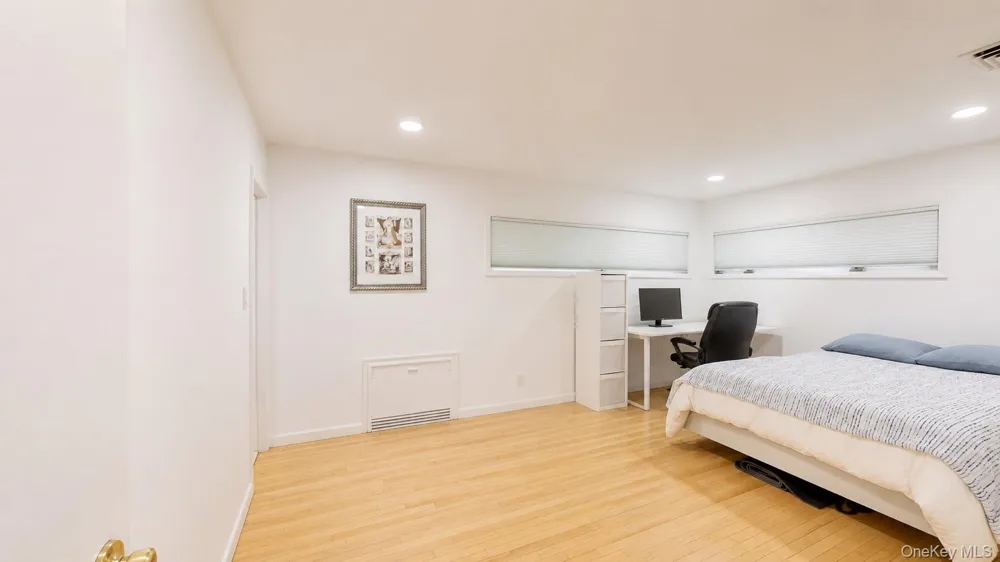 9 Arbor Road East Hills, NY 11577