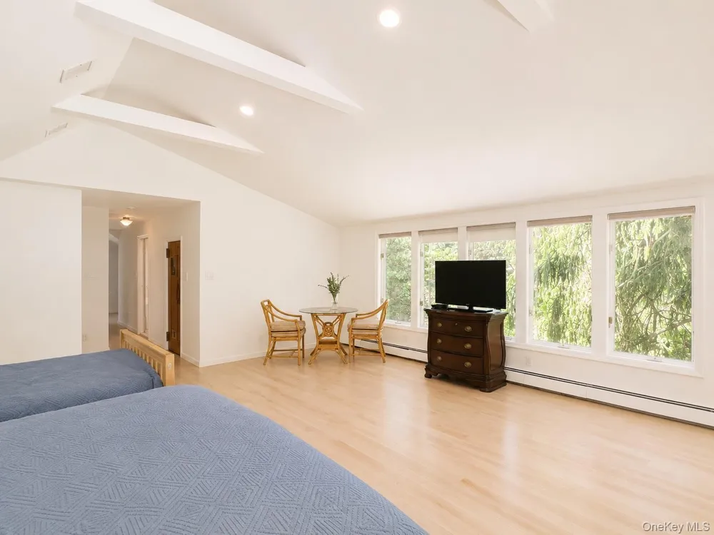 9 Arbor Road East Hills, NY 11577