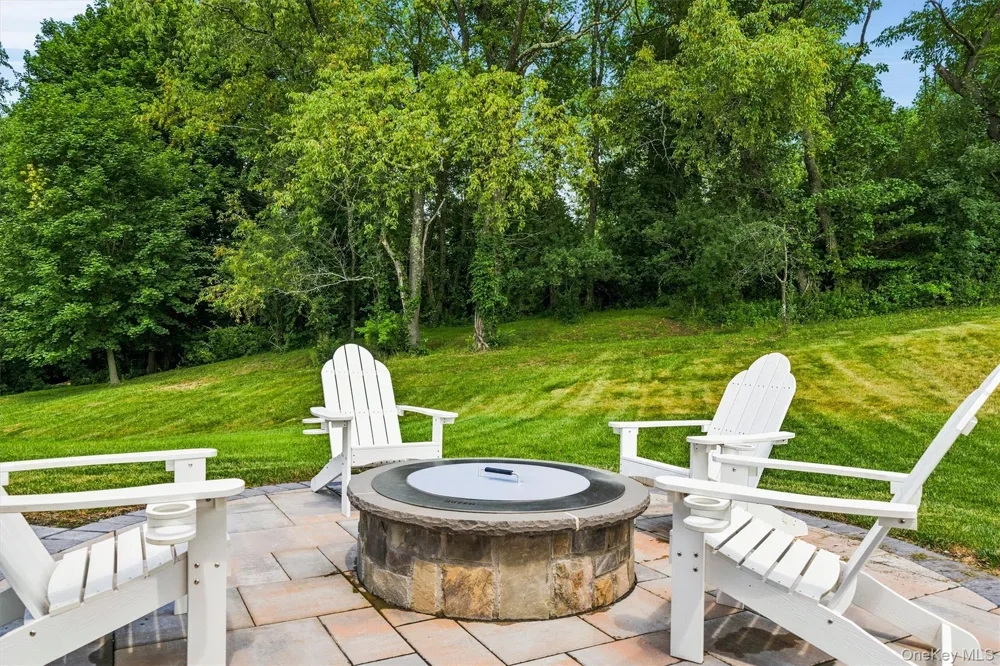 16 Canterbury Lane Warwick, NY 10990