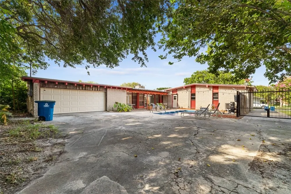 123 E Janin Circle Portland, TX 78374