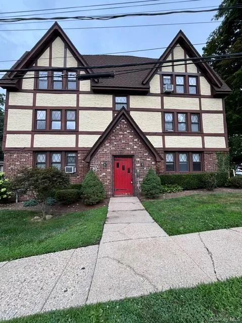 44 Oakwood Road #1E Huntington, NY 11743