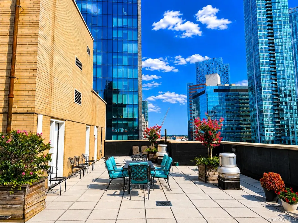 2415 Queens Plaza #6B Long Island City, NY 11101