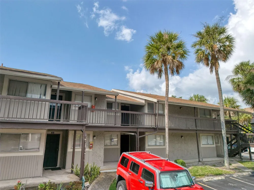 6334 NEWTOWN CIRCLE #34B4 Tampa, FL 33615