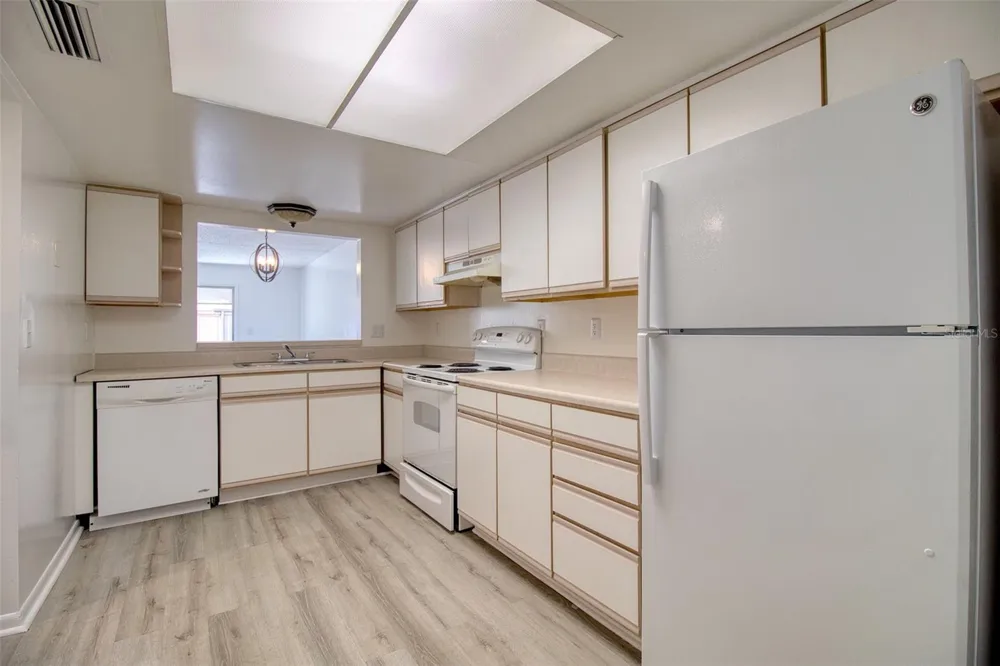 6334 NEWTOWN CIRCLE #34B4 Tampa, FL 33615