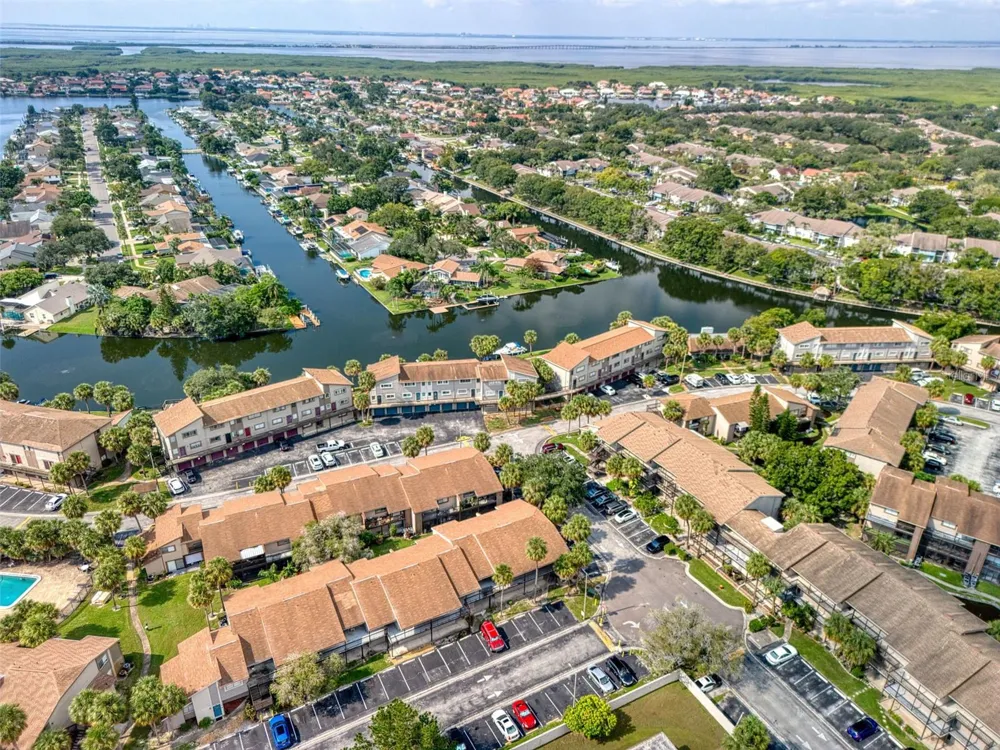 6334 NEWTOWN CIRCLE #34B4 Tampa, FL 33615