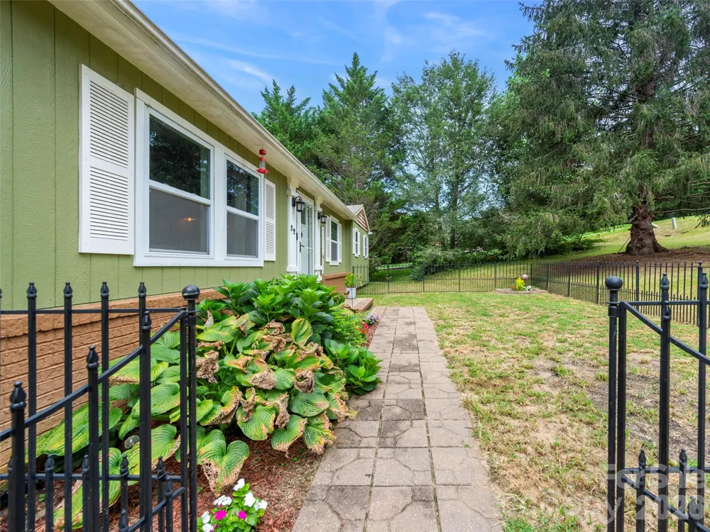 32 Reeves Road Leicester, NC 28748