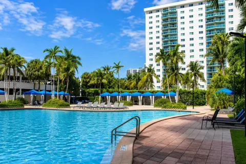 19370 Collins Ave #915
