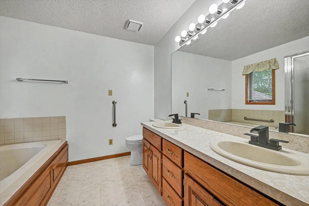 2522 S Windsor Lane Woodbury, MN 55125