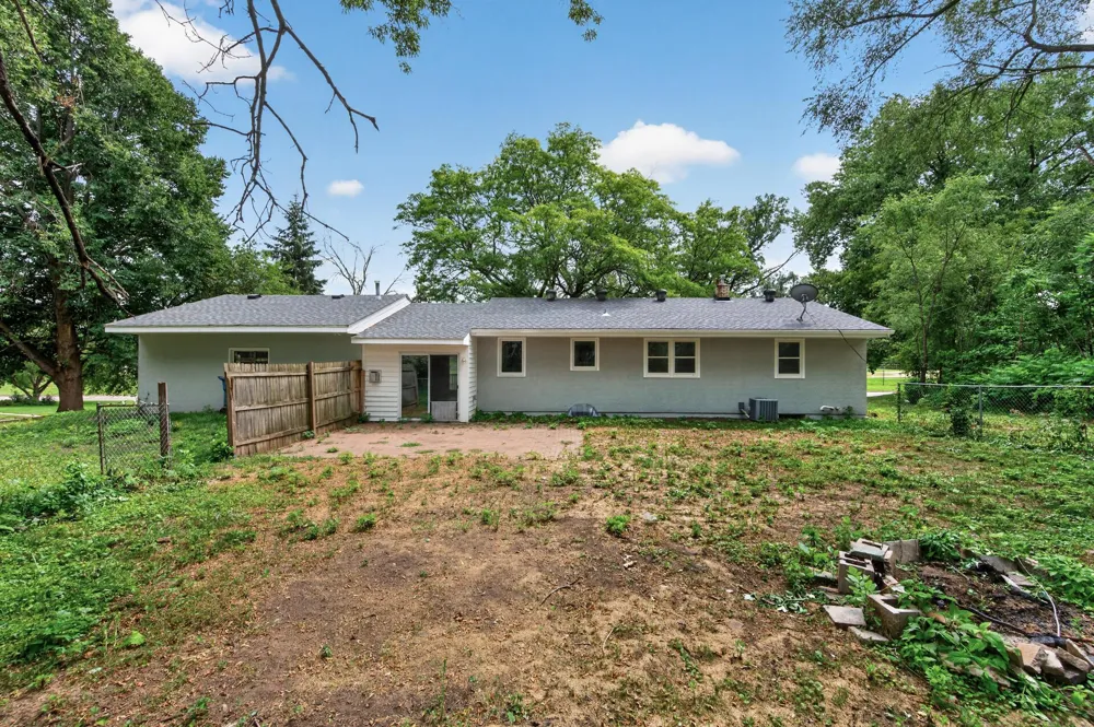 31 Demont Avenue E Little Canada, MN 55117