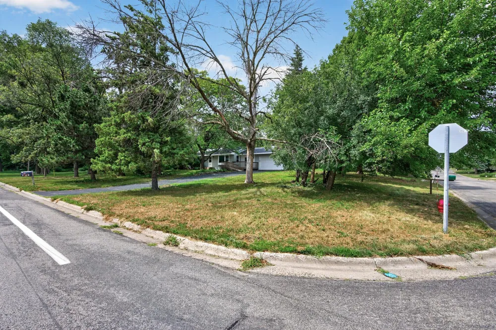 31 Demont Avenue E Little Canada, MN 55117