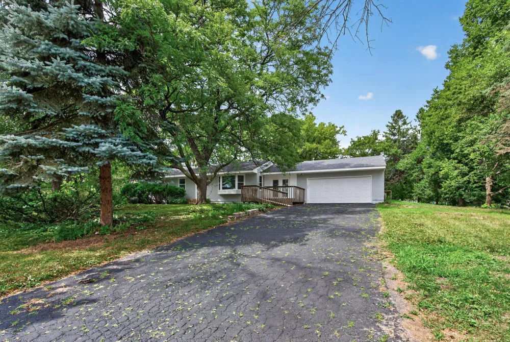 31 Demont Avenue E Little Canada, MN 55117
