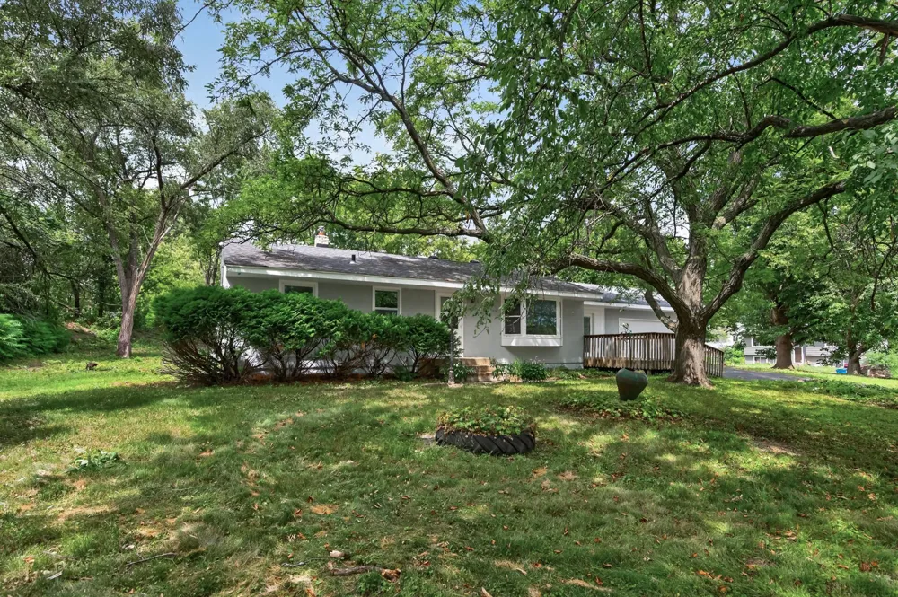 31 Demont Avenue E Little Canada, MN 55117