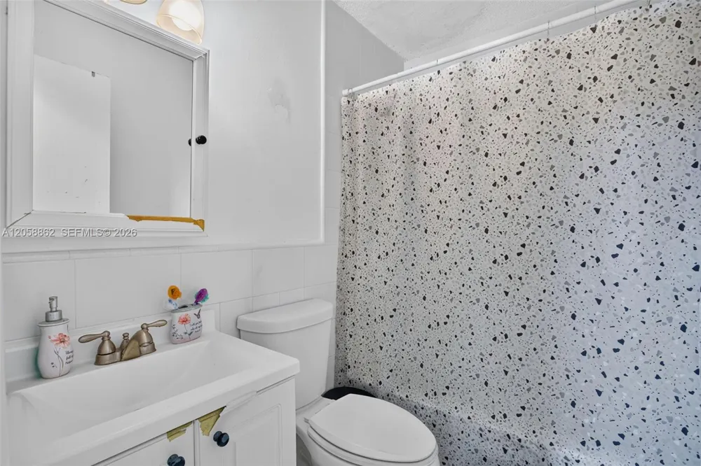 2422 NW 55th Ter Lauderhill, FL 33313