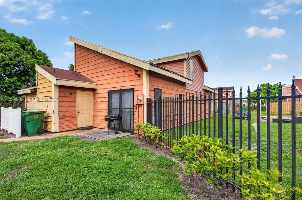 2422 NW 55th Ter Lauderhill, FL 33313