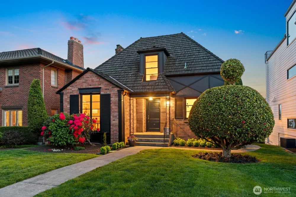 2527 Westmont Way W Seattle, WA 98199