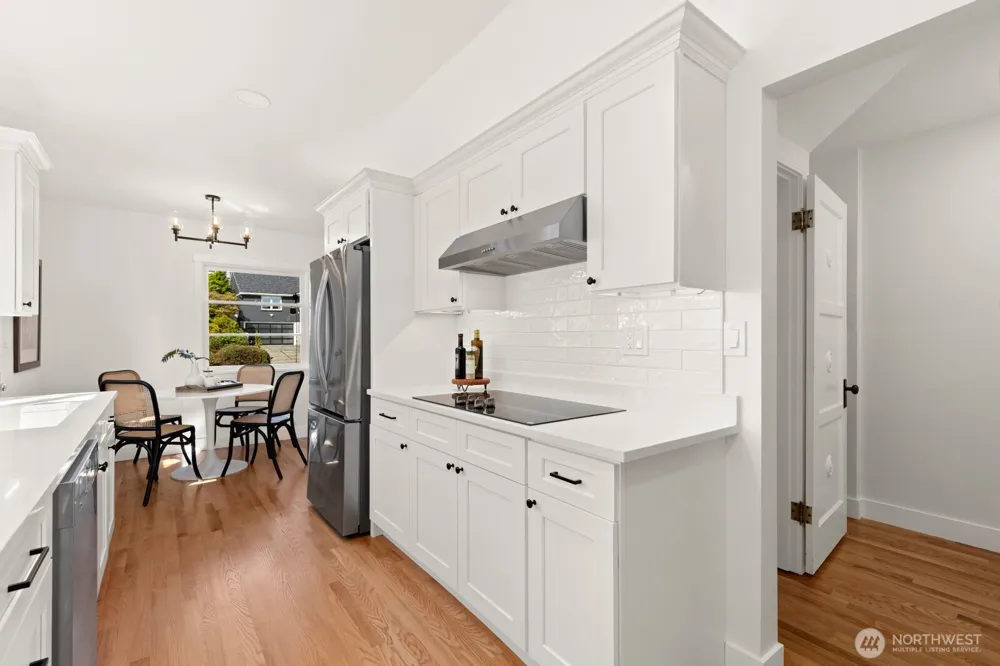 2527 Westmont Way W Seattle, WA 98199