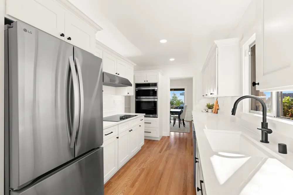 2527 Westmont Way W Seattle, WA 98199