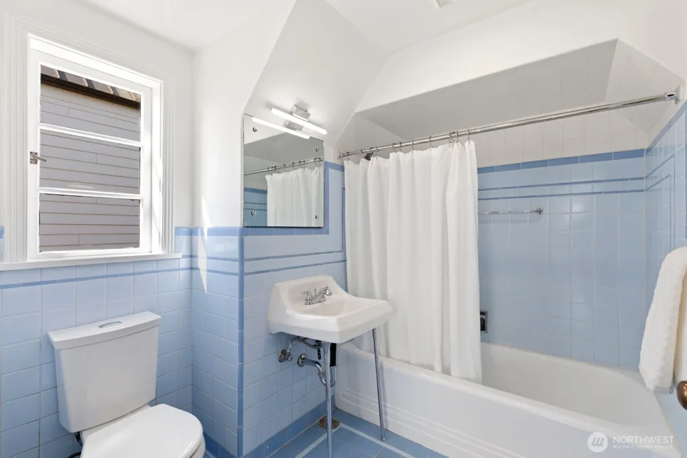 2527 Westmont Way W Seattle, WA 98199