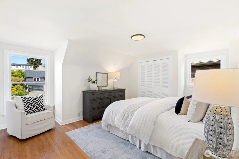 2527 Westmont Way W Seattle, WA 98199