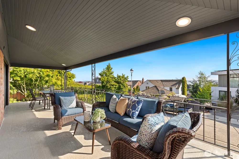 2527 Westmont Way W Seattle, WA 98199
