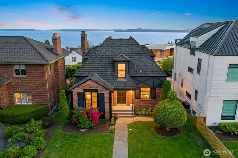 2527 Westmont Way W Seattle, WA 98199