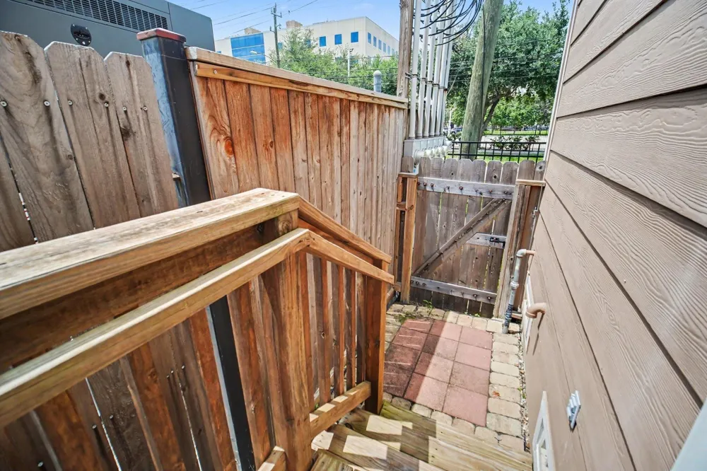 1744 W 25th Street Houston, TX 77008