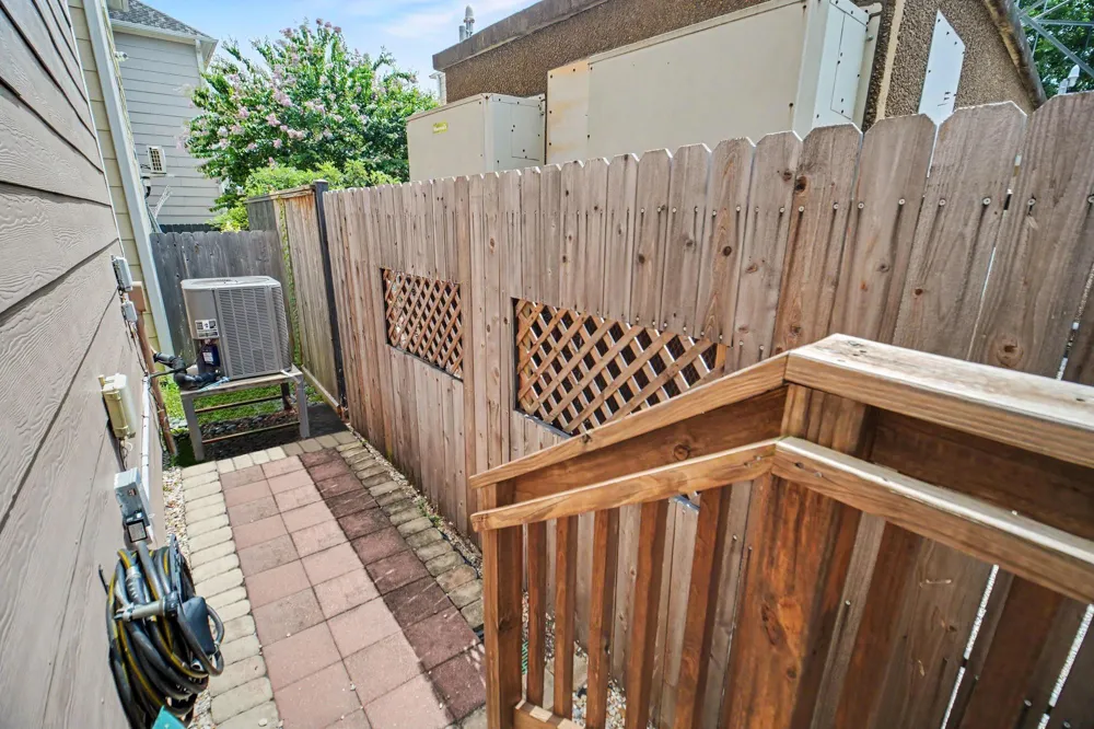 1744 W 25th Street Houston, TX 77008