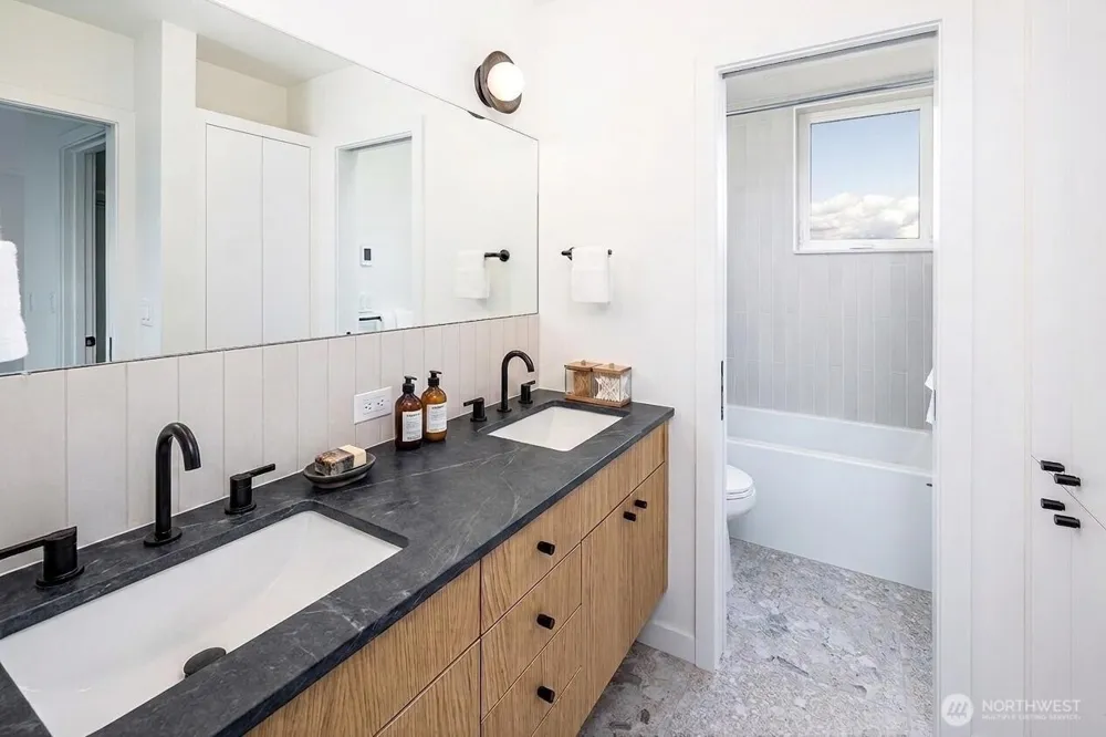 311 NE 59th Street Seattle, WA 98105
