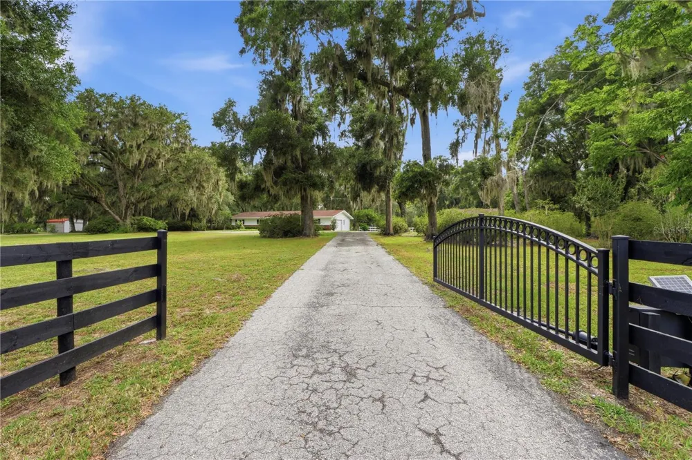 5025 BASEBALL POND ROAD Brooksville, FL 34602
