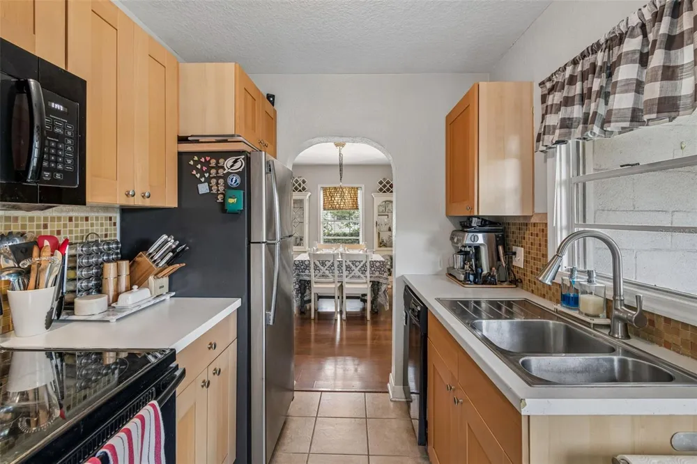 2914 WOODROW AVENUE Tampa, FL 33602