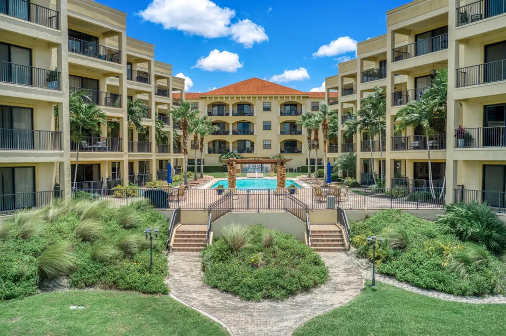 2351 Lakeview Drive #209 Sebring, FL 33870