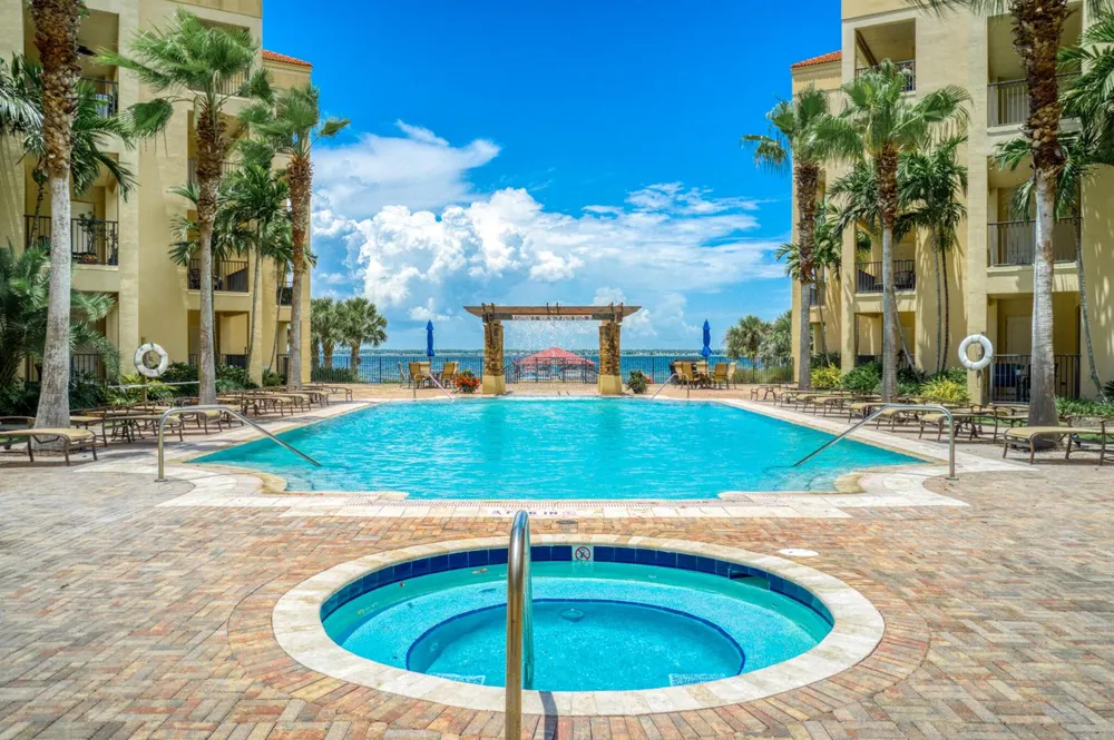 2351 Lakeview Drive #209 Sebring, FL 33870