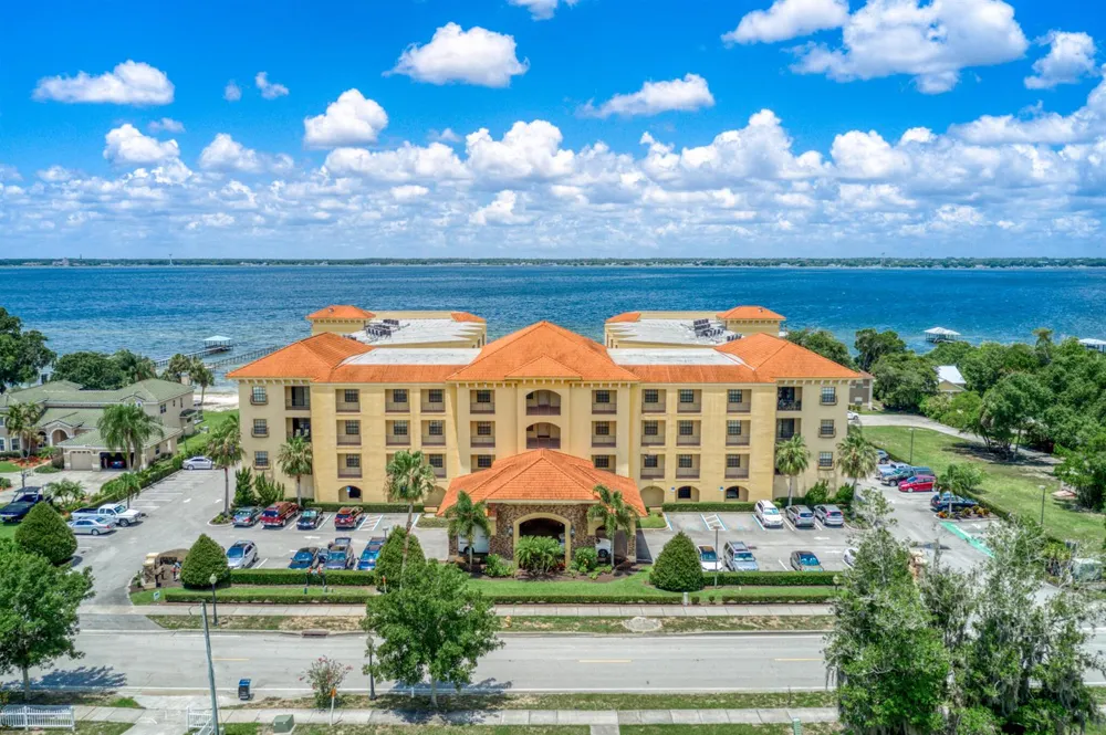 2351 Lakeview Drive #209 Sebring, FL 33870