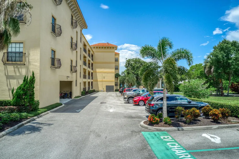 2351 Lakeview Drive #209 Sebring, FL 33870