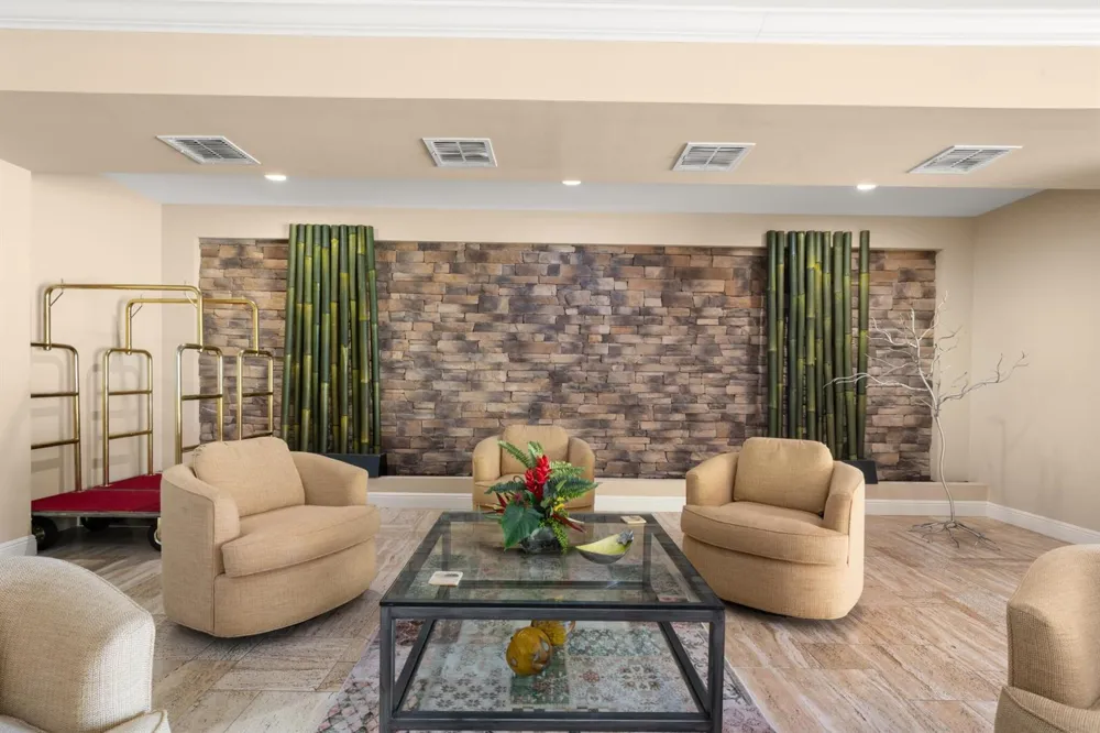 2351 Lakeview Drive #209 Sebring, FL 33870
