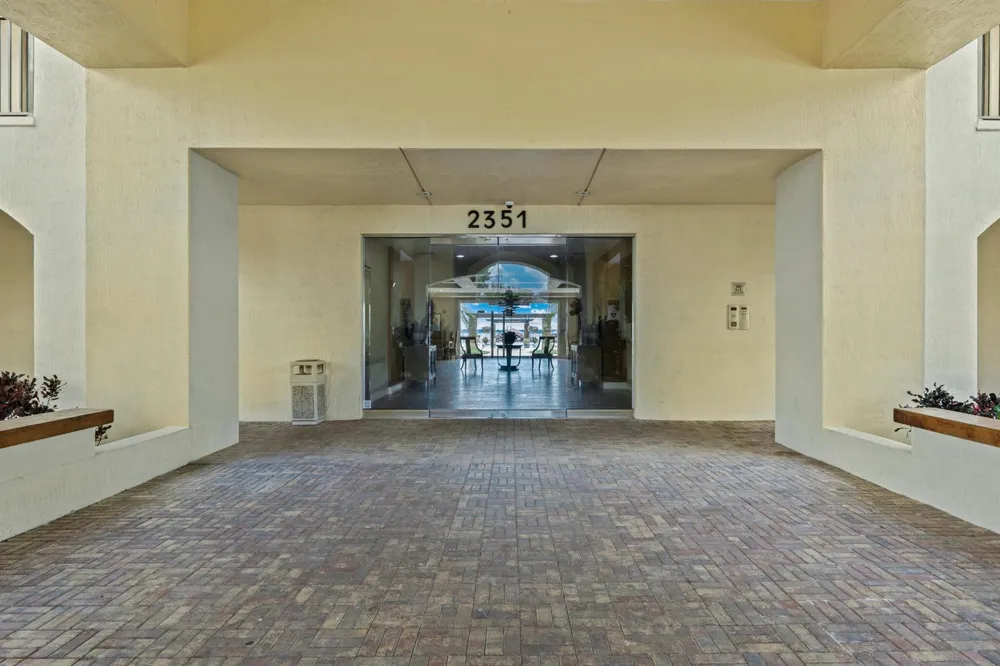 2351 Lakeview Drive #209 Sebring, FL 33870