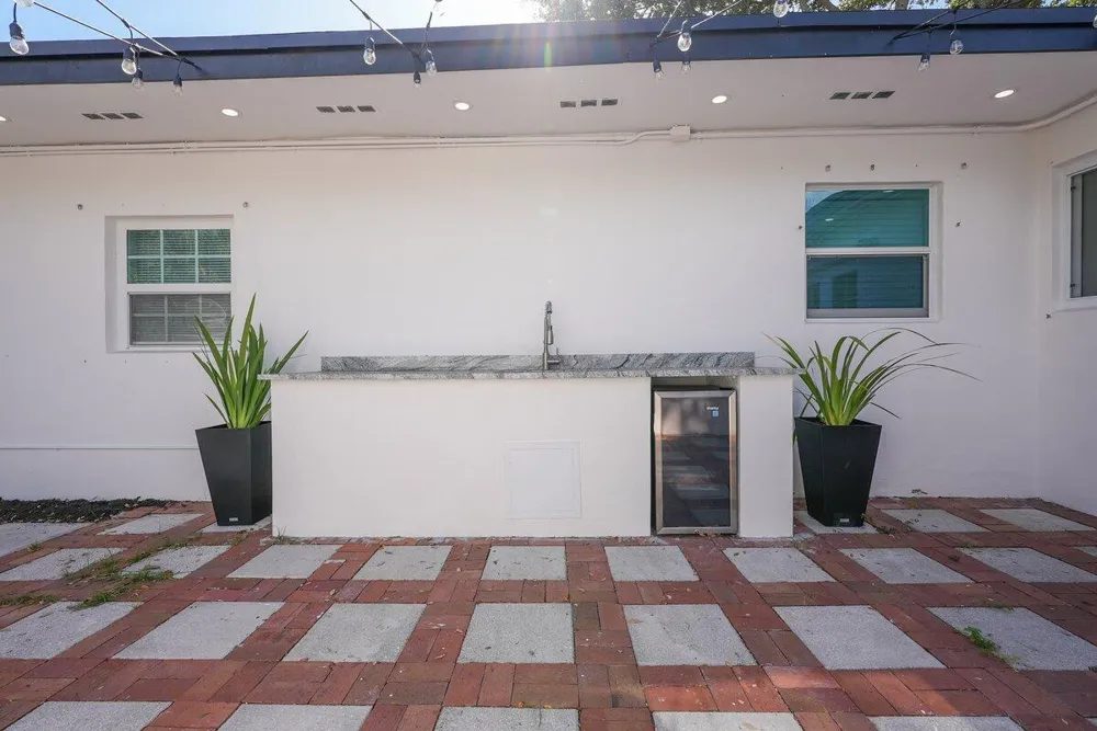 254 SW 6th Street Dania Beach, FL 33004