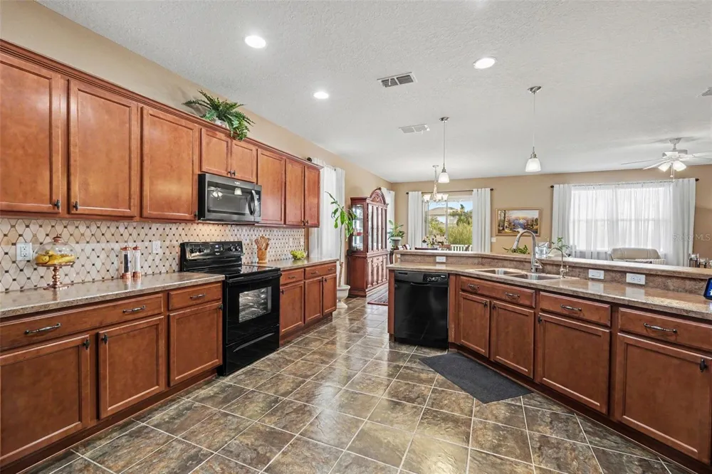 7620 TANGLE RUSH DRIVE Gibsonton, FL 33534