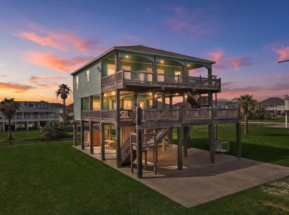 2929 Lakeside Crystal Beach, TX 77650