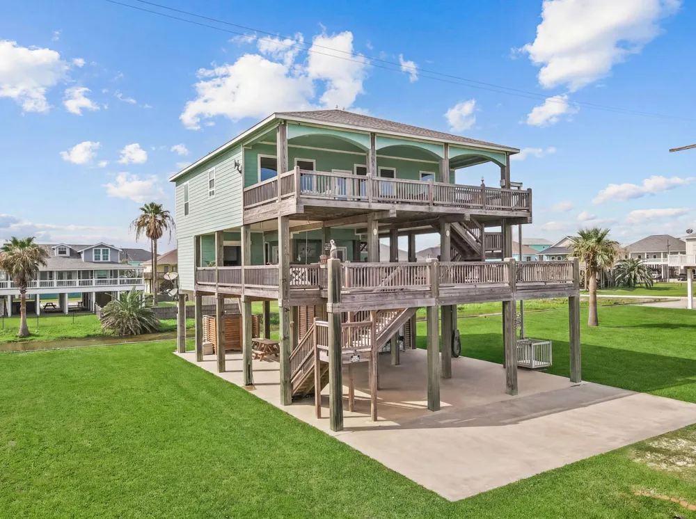 2929 Lakeside Crystal Beach, TX 77650