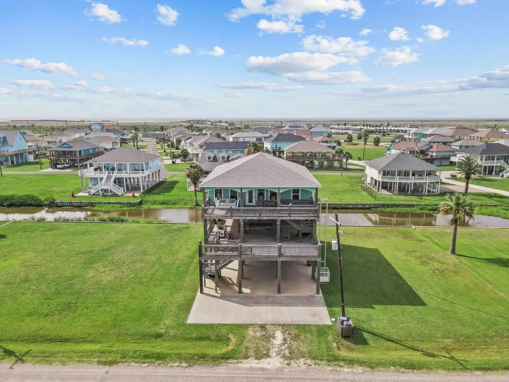2929 Lakeside Crystal Beach, TX 77650