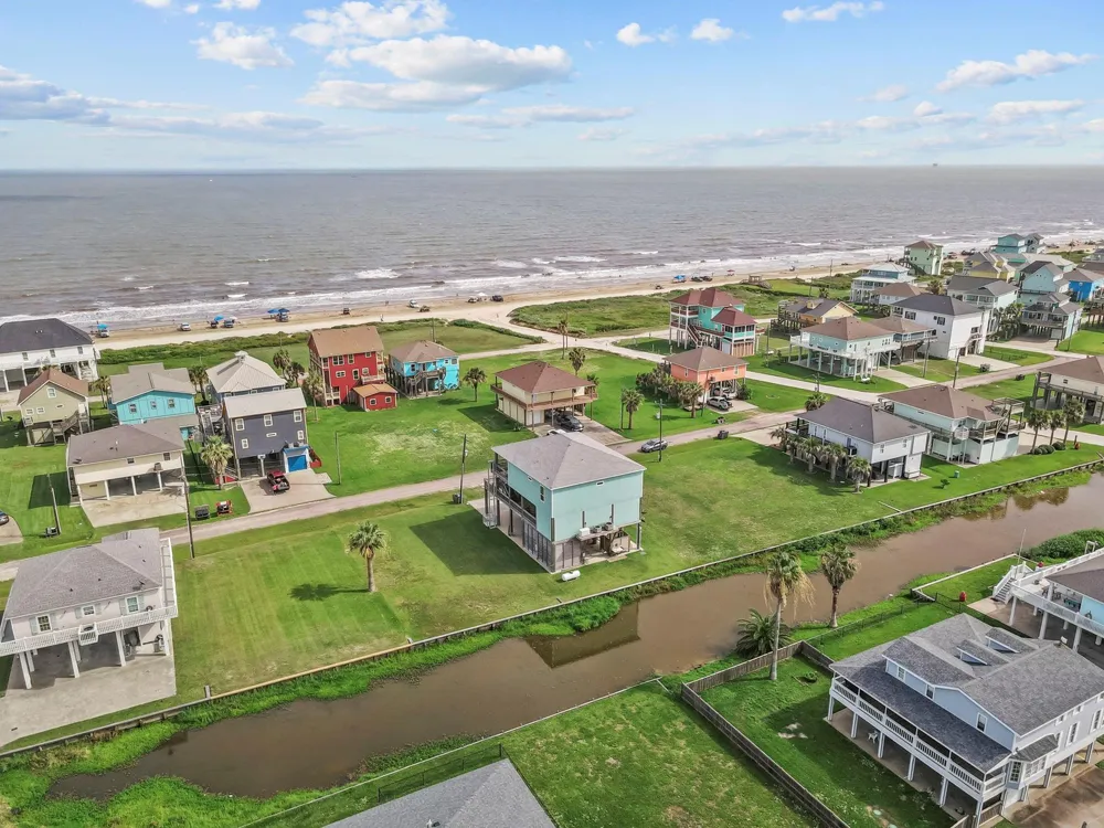 2929 Lakeside Crystal Beach, TX 77650