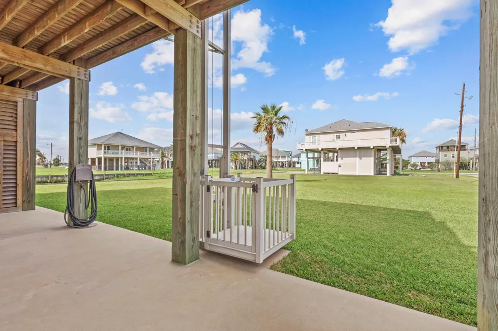 2929 Lakeside Crystal Beach, TX 77650
