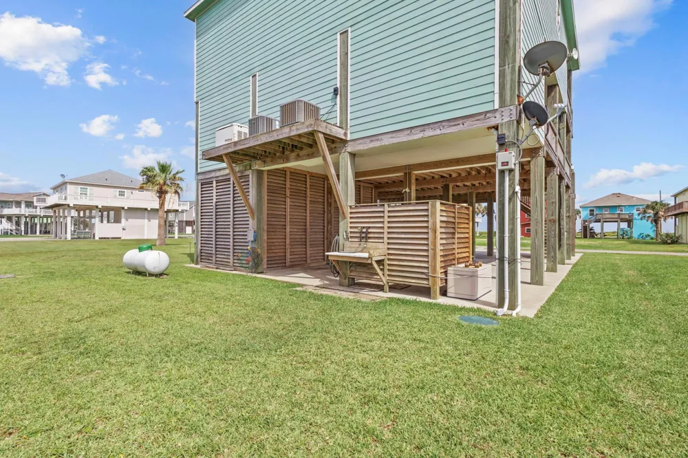 2929 Lakeside Crystal Beach, TX 77650