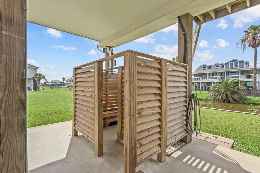 2929 Lakeside Crystal Beach, TX 77650